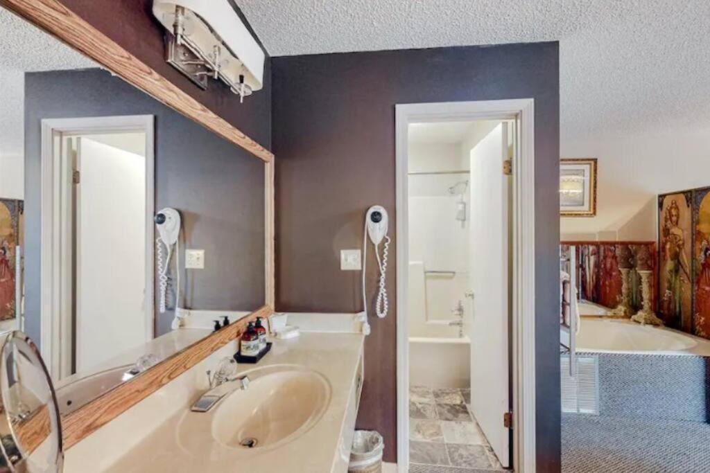 Jacuzzi Suite 206 At Tradewinds ยูเรกาสปริงส์ ภายนอก รูปภาพ